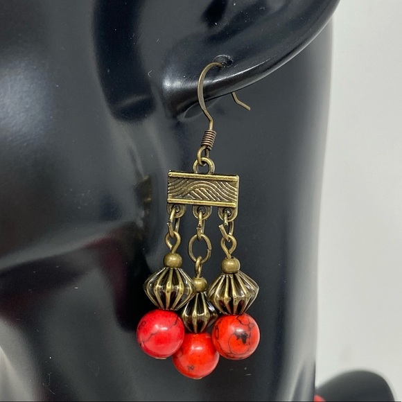 Red howlite necklace and earrings in antique gold - Picture 3 of 6